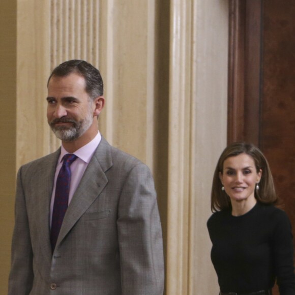 La reine Letizia et le roi Felipe VI d'Espagne ont reçu en audience au Palais de la Zarzuela à Madrid le 18 novembre 2016 une délégation de la TVE à l'occasion des 60 ans de la société de télévision publique.