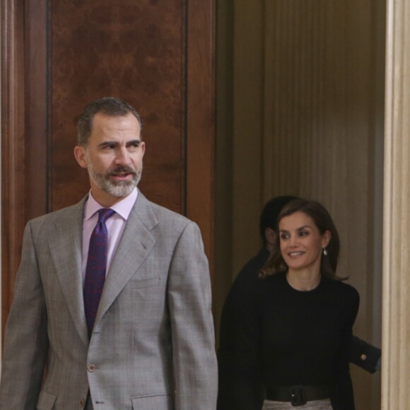 La reine Letizia et le roi Felipe VI d'Espagne ont reçu en audience au Palais de la Zarzuela à Madrid le 18 novembre 2016 une délégation de la TVE à l'occasion des 60 ans de la société de télévision publique.