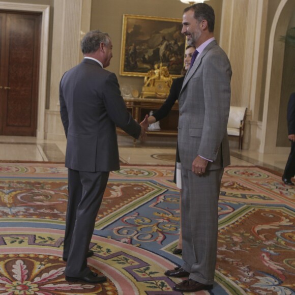 La reine Letizia et le roi Felipe VI d'Espagne ont reçu en audience au Palais de la Zarzuela à Madrid le 18 novembre 2016 une délégation de la TVE à l'occasion des 60 ans de la société de télévision publique.