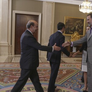 La reine Letizia et le roi Felipe VI d'Espagne ont reçu en audience au Palais de la Zarzuela à Madrid le 18 novembre 2016 une délégation de la TVE à l'occasion des 60 ans de la société de télévision publique.