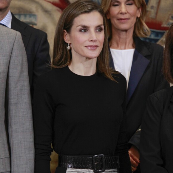 La reine Letizia et le roi Felipe VI d'Espagne ont reçu en audience au Palais de la Zarzuela à Madrid le 18 novembre 2016 une délégation de la TVE à l'occasion des 60 ans de la société de télévision publique.