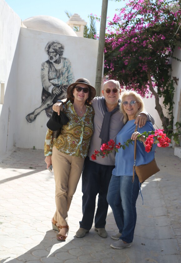 Exclusif - Martine Vidal et son frère Frédéric Vidal et sa femme Anne dans Djerba Hood (Street Art) à Djerba lors des 'Escapades des stars' le 10 Novembre 2016. © Denis Guignebourg / Bestimage