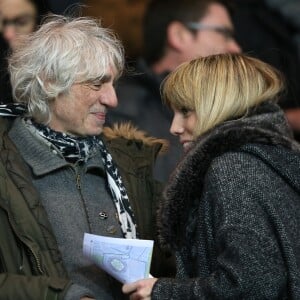 Louis Bertignac et sa compagne Laetitia au match de coupe de la ligue entre le PSG et Toulouse au Parc des Princes à Paris le 27 janvier 2016. © Cyril Moreau/Bestimage