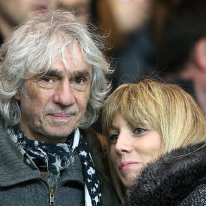 Louis Bertignac et sa compagne Laetitia au match de coupe de la ligue entre le PSG et Toulouse au Parc des Princes à Paris le 27 janvier 2016. © Cyril Moreau/Bestimage