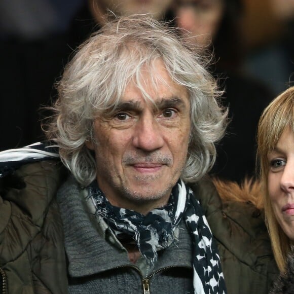 Louis Bertignac et sa compagne Laetitia au match de coupe de la ligue entre le PSG et Toulouse au Parc des Princes à Paris le 27 janvier 2016. © Cyril Moreau/Bestimage