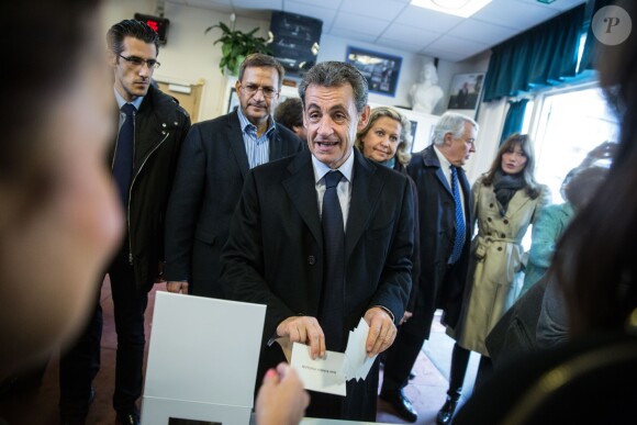 Carla Bruni-Sarkozy et Nicolas Sarkozy votent pour les primaires de la droite et du centre dans une école du 16ème arrondissement de Paris le 20 novembre 2016. © Hamilton / Pool / Bestimage