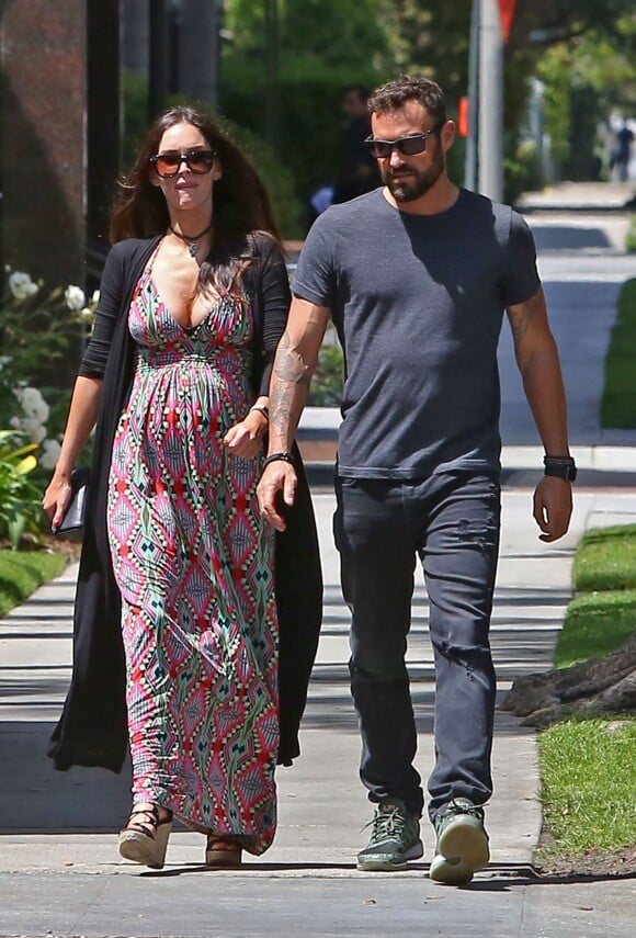 Exclusif - Megan Fox, enceinte de son troisième enfant, se promène avec Brian Austin Green le 12 avril 2016 à Santa Monica. Le couple qui était sur le point de divorcer pourrait bien rester ensemble avec l'annonce de cette nouvelle car il semble que Brian Austin Green soit le père.