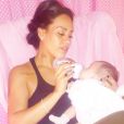 Amel Bent et son bébé. La chanteuse a posté une photo d'elle et son enfant sur Twitter pour la fête des mères. Mai 2016.