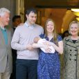 Chelsea Clinton à la sortie du Lenox Hill Hospital avec son nouveau_né Aidan, son mari Marc Mezvinsky et ses parents Hillary et Bill Clinton à New York, le 20 juin 2016.