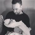 Le footballeur Mathieu Valbuena et sa fille Léa, au lendemain de sa naissance, posent sur Instagram en février 2016.