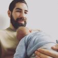 Nikola Karabatic avec son fils Alek dans les bras le 8 avril 2016 sur Twitter, au lendemain de sa naissance.