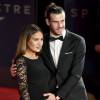 Gareth Bale et Emma Rhys-Jones, enceinte de leur fille Nava Valentina, lors de l'avant-première mondiale de Spectre à Londres le 26 octobre 2015.