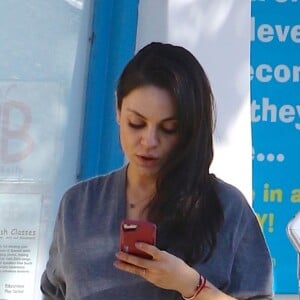 Mila Kunis, très enceinte, à la sortie d'une crèche à Studio City, le 29 novembre 2016.