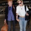 Kristen Stewart arrive main dans la main avec sa petite amie Alicia Cargile à l'aéroport de LAX à Los Angeles, le 19 mai 2016  Actress Kristen Stewart and her girlfriend Alicia Cargile walk hand in hand while arriving on a flight at LAX in Los Angeles, California on May 19, 2016. The happy on-again couple are returning from the Cannes Film Festival.19/05/2016 - Los Angeles