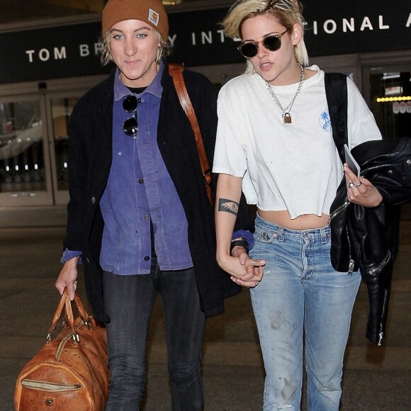 Kristen Stewart arrive main dans la main avec sa petite amie Alicia Cargile à l'aéroport de LAX à Los Angeles, le 19 mai 2016  Actress Kristen Stewart and her girlfriend Alicia Cargile walk hand in hand while arriving on a flight at LAX in Los Angeles, California on May 19, 2016. The happy on-again couple are returning from the Cannes Film Festival.19/05/2016 - Los Angeles