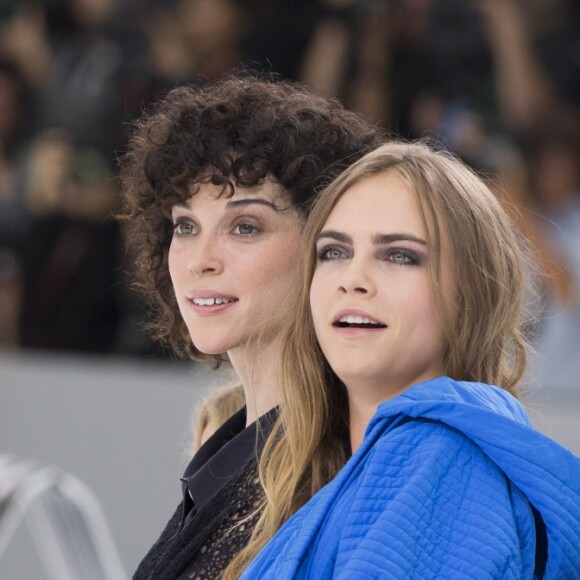 Annie Clark (St Vincent) et sa compagne Cara Delevingne - People au défilé de mode "Chanel", collection prêt-à-porter printemps-été 2016, au Grand Palais à Paris. Le 6 Octobre 2015  People at Chanel fashion show Spring/Summer ready-to-wear 2016 at the Grand Palais in Paris. On October 6 201506/10/2015 - Paris