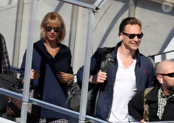 Taylor Swift et son compagnon Tom Hiddleston arrivent à l'aéroport de Sydney, Australie, le 8 juillet 2016. Tom est en Australie pour le tournage du film Thor.08/07/2016 - Sydney