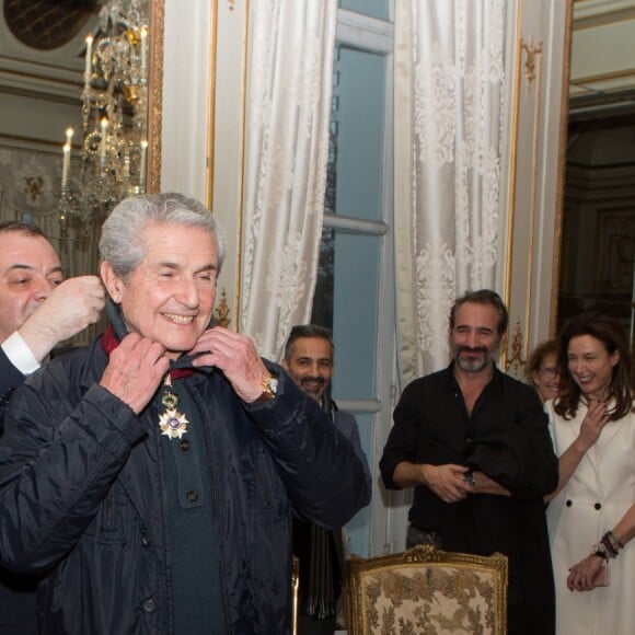 Claude Lelouch fait Commandeur de l'Ordre de la Couronne, une haute distinction attribuée par le roi Philippe sur proposition du ministre des Affaires étrangères Didier Reynders. La décoration a été remise vendredi au Palais d'Egmont à Bruxelles par le ministre des Pensions, Daniel Bacquelaine. Claude Lelouch était entouré de ses proches, dont son épouse la scénariste Valérie Perrin, mais aussi de personnalités comme l'actrice Elsa Zylberstein, l'acteur Jean Dujardin. Belgique, Bruxelles, 25 novembre 2016. © Alain Rolland / Imagebuzz / Bestimage