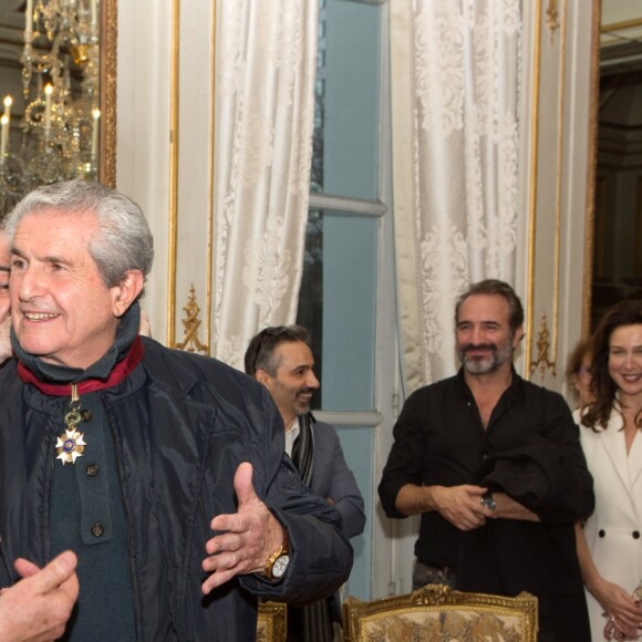 Jean Dujardin & Elsa Zylberstein derrière Claude Lelouch, fait Commandeur de l'Ordre de la Couronne, une haute distinction attribuée par le roi Philippe sur proposition du ministre des Affaires étrangères Didier Reynders. La décoration a été remise vendredi au Palais d'Egmont à Bruxelles par le ministre des Pensions, Daniel Bacquelaine. Le 25 novembre 2016, Bruxelles. © Alain Rolland / Imagebuzz / Bestimage