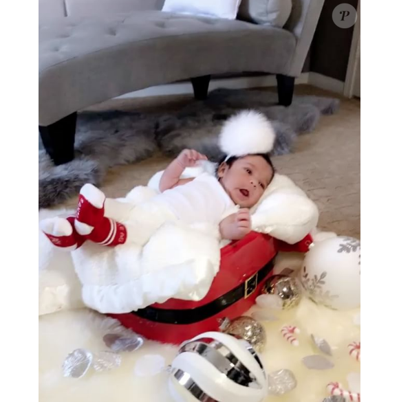 La petite Dream déguisée en bébé de Noël fait la promotion de la marque de chausettes de son père, Rob Kardashian. Photo publiée sur Instagram le 26 novembre 2016