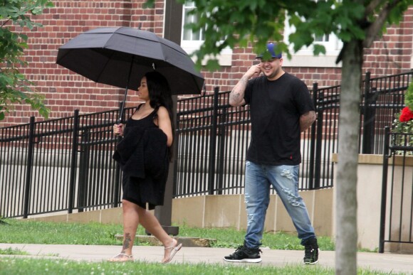Exclusif - Blac Chyna enceinte et son fiancé Rob Kardashian sur le tournage de leur téléréalité à Washington le 4 juillet 2016. Le couple a passé la journée à visiter la Washington High School.04/07/2016 - Washington
