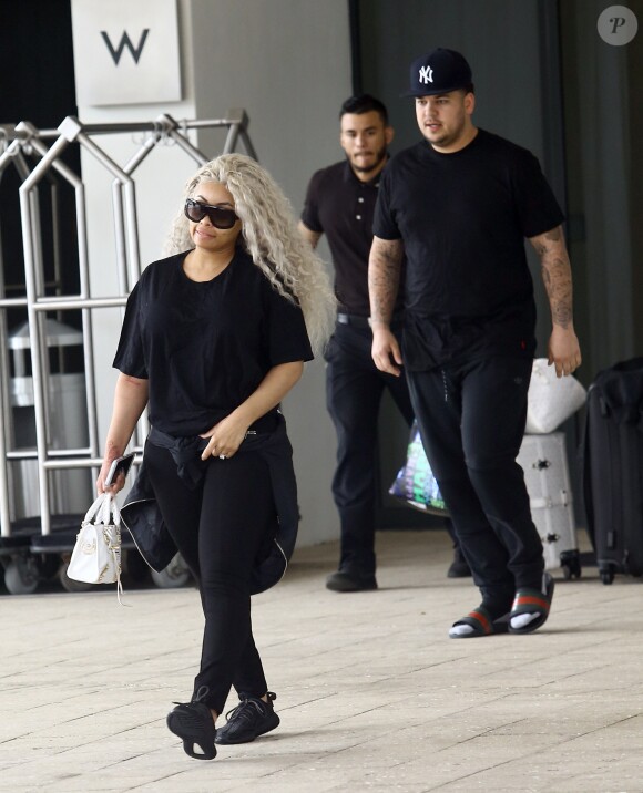 Blac Chyna, enceinte, et son fiancé Rob Kardashian quittent leur hôtel de Miami le 18 mai 2016  Pregnant model Blac Chyna and fiance Rob Kardashian are spotted leaving their hotel in Miami, Florida on May 18, 2016. The happy couple are currently expecting their first child together.18/05/2016 - Miami