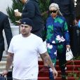 Blac Chyna enceinte et son fiancé Rob Kardashian quittent leur hôtel à Miami. Blac Chyna s'arrête un moment pour faire un selfie avec un fan. Le 14 mai 2016  Pregnant model Blac Chyna and fiance Rob Kardashian are spotted leaving their hotel in Miami, Florida on May 14, 2016. Chyna stopped to take a selfie with a fan before the engaged couple hopped in their ride14/05/2016 - Miami