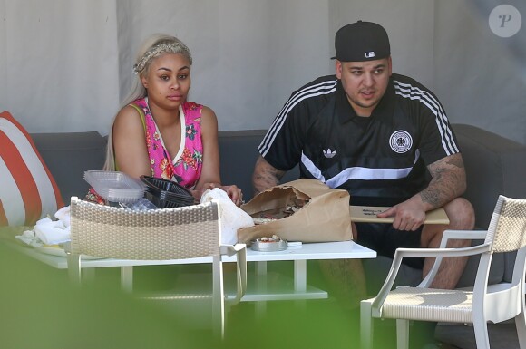 Blac Chyna enceinte déjeune avec son fiancé Rob Kardashian à Miami, le 13 mai 2016  Pregnant model Blac Chyna and fiance Rob Kardashian were spotted having lunch with each other in Miami, Florida on May 13, 2016. The two enjoyed their meal and then arrived at what appeared to be a small get together with friends.13/05/2016 - Miami