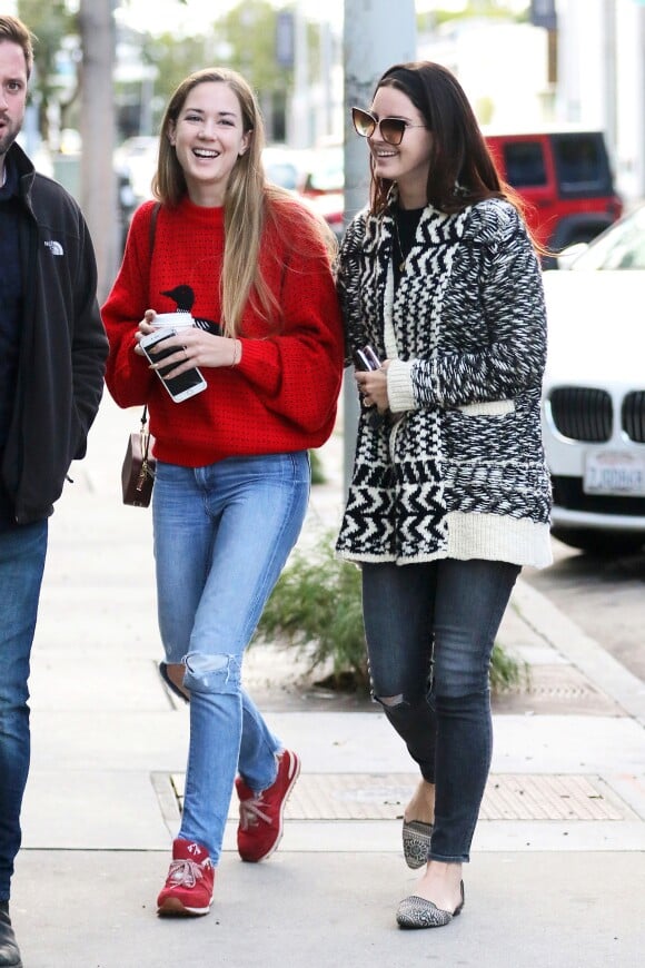 Lana Del Rey déjeune avec sa soeur Caroline Grant au Zinque Café, à Los Angeles le 27 novembre 2016.