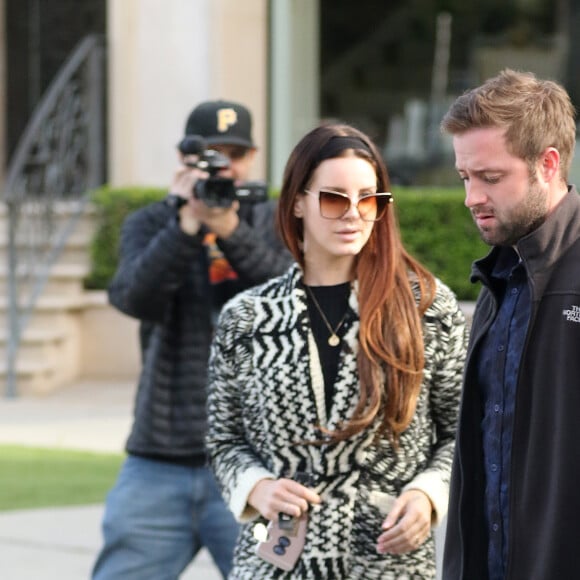 Lana Del Rey déjeune avec sa soeur Caroline Grant au Zinque Café, à Los Angeles le 27 novembre 2016.