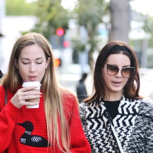 Lana Del Rey déjeune avec sa soeur Caroline Grant au Zinque Café, à Los Angeles le 27 novembre 2016.