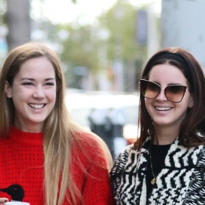 Lana Del Rey déjeune avec sa soeur Caroline Grant au Zinque Café, à Los Angeles le 27 novembre 2016.