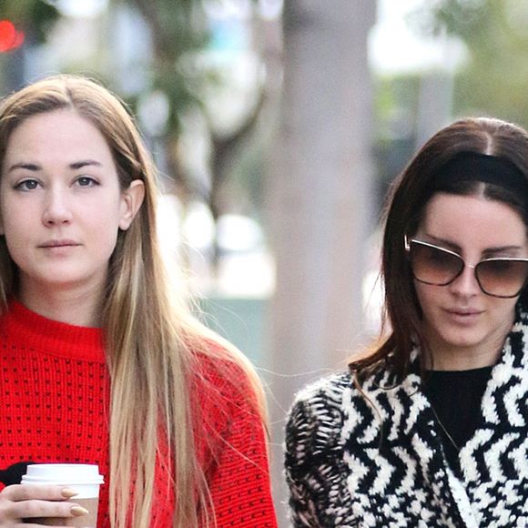 Lana Del Rey déjeune avec sa soeur Caroline Grant au Zinque Café, à Los Angeles le 27 novembre 2016.