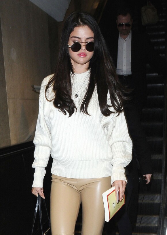 Selena Gomez arrive à l'aéroport de LAX à Los Angeles, le 28 novembre 2016