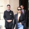 Selena Gomez sort de l'hôtel Le Royal Monceau et pose avec ses fans à Paris. Le 8 mars 2016 © Cyril Moreau / Bestimage