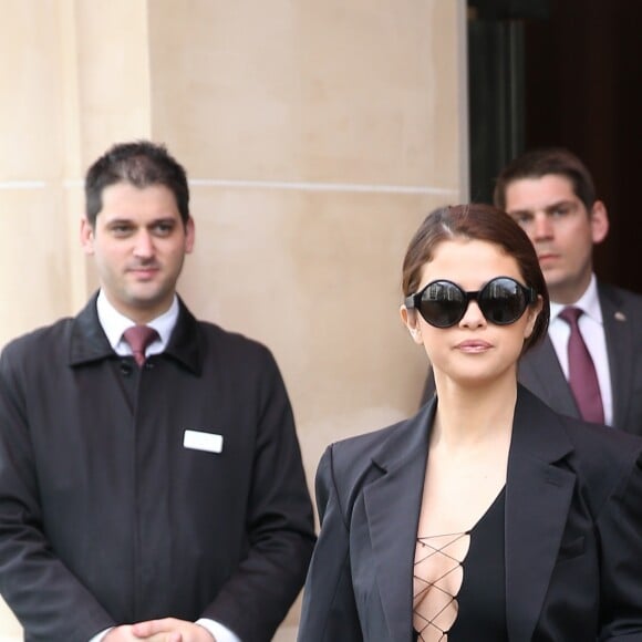 Selena Gomez sort de l'hôtel Le Royal Monceau et pose avec ses fans à Paris. Le 8 mars 2016 © Cyril Moreau / Bestimage