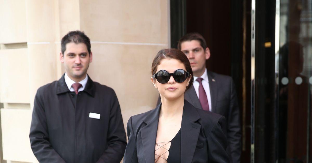 Selena Gomez sort de l'hôtel Le Royal Monceau et pose avec ses fans à