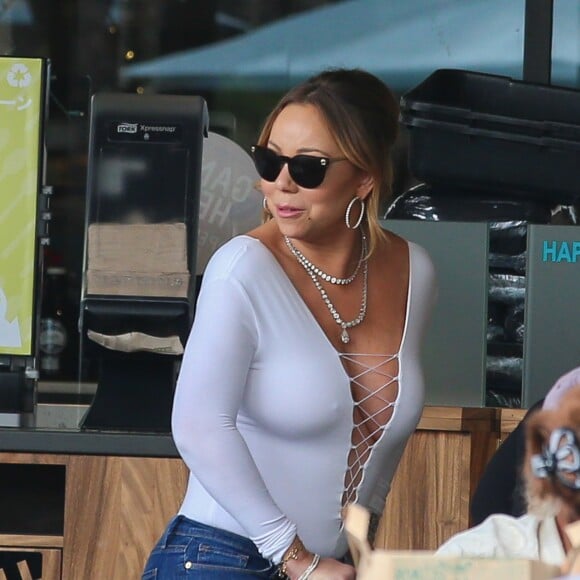 Mariah Carey en pleine séance de shopping pour Thanksgiving dans un super marché à Honolulu à Hawaï, le 26 Novembre 2016.