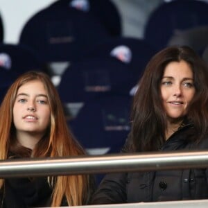 Cristiana Reali et sa fille Elisa - People assiste au match de football entre le PSG et Marseille au parc des Princes à Paris le 9 novembre 2014.