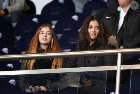 Cristiana Reali et sa fille Elisa - People assiste au match de football entre le PSG et Marseille au parc des Princes à Paris le 9 novembre 2014.