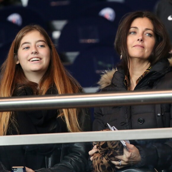 Cristiana Reali et sa fille Elisa - People assiste au match de football entre le PSG et Marseille au parc des Princes à Paris le 9 novembre 2014.