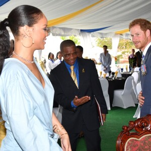 Le prince Harry rencontre Rihanna lors du 50ème anniversaire de l'indépendance de la Barbade, le 30 novembre 2016.