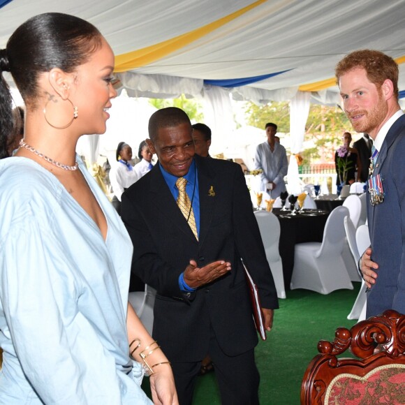 Le prince Harry rencontre Rihanna lors du 50ème anniversaire de l'indépendance de la Barbade, le 30 novembre 2016.