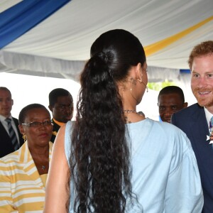Le prince Harry rencontre Rihanna lors du 50ème anniversaire de l'indépendance de la Barbade, le 30 novembre 2016.
