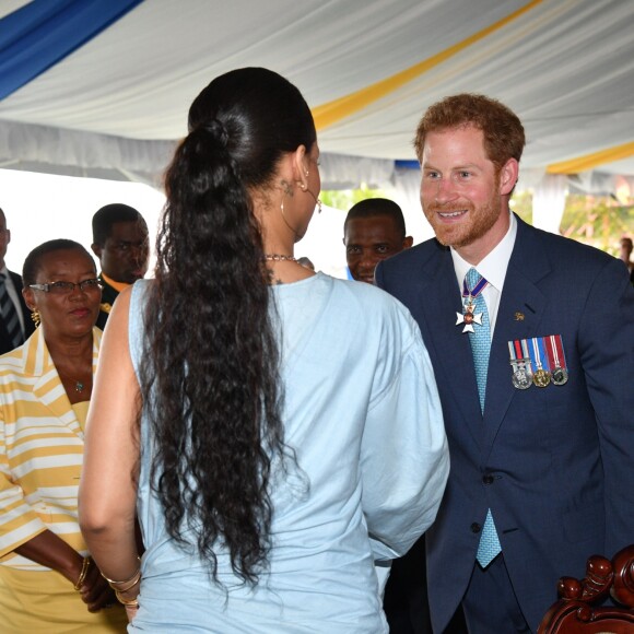 Le prince Harry rencontre Rihanna lors du 50ème anniversaire de l'indépendance de la Barbade, le 30 novembre 2016.