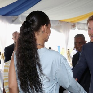 Le prince Harry rencontre Rihanna lors du 50ème anniversaire de l'indépendance de la Barbade, le 30 novembre 2016.