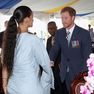 Le prince Harry rencontre Rihanna lors du 50ème anniversaire de l'indépendance de la Barbade, le 30 novembre 2016.