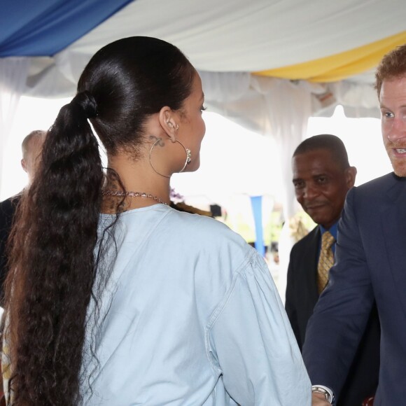 Le prince Harry rencontre Rihanna lors du 50ème anniversaire de l'indépendance de la Barbade, le 30 novembre 2016.