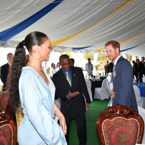 Le prince Harry rencontre Rihanna lors du 50ème anniversaire de l'indépendance de la Barbade, le 30 novembre 2016.