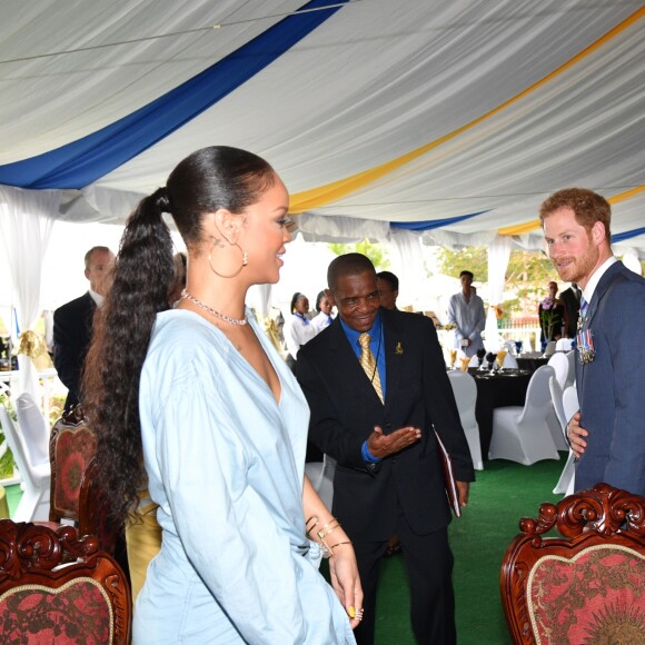 Le prince Harry rencontre Rihanna lors du 50ème anniversaire de l'indépendance de la Barbade, le 30 novembre 2016.